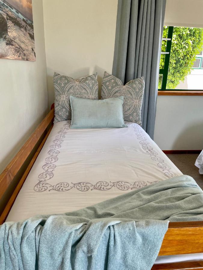 Sandra's Guest House Langebaan Extérieur photo