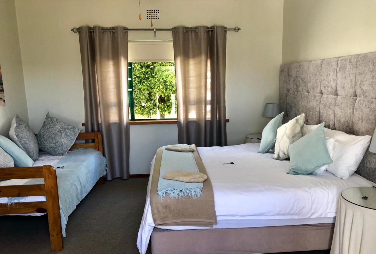 Sandra's Guest House Langebaan Extérieur photo